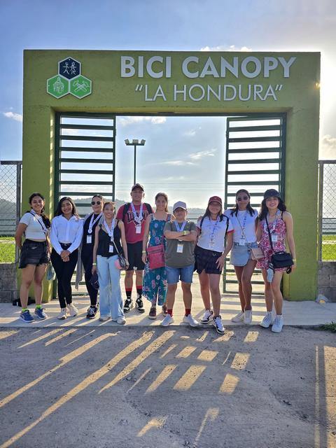 A group at the “Bici Canopy La Hondura” entrance