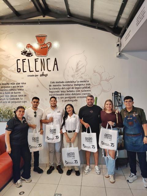 A group with bags at the Gelenca coffee shop