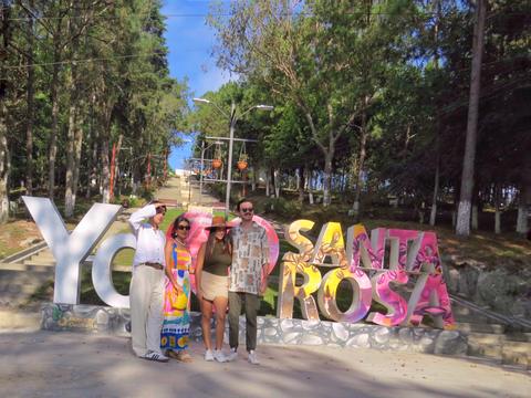 A group at the “Yo ❤ Santa Rosa” letters