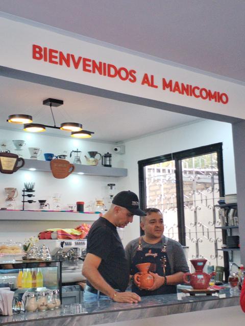 A group at the “Bienvenidos al Manicomio” shop